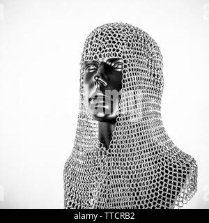 Metallo, Viking casco con la catena posta in un manichino nero su sfondo bianco. i vestiti per la guerra viking Foto Stock