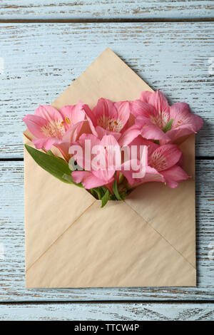 Alstroemeria rosa in busta su sfondo di legno Foto Stock