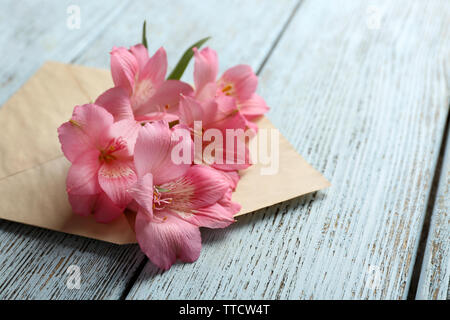 Alstroemeria rosa in busta su sfondo di legno Foto Stock