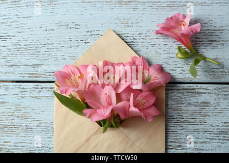 Alstroemeria rosa in busta su sfondo di legno Foto Stock