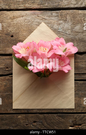 Alstroemeria rosa in busta su sfondo di legno Foto Stock