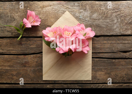 Alstroemeria rosa in busta su sfondo di legno Foto Stock