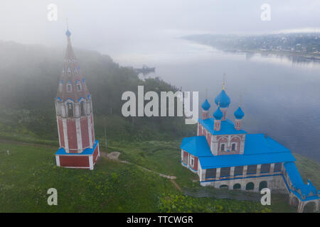 Veduta della Chiesa della Trasfigurazione e della Vergine di Kazan (1758) sulla costa sinistra del Volga Tutaev nella città di Yaroslavl Regione, Russia Foto Stock