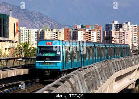 SANTIAGO DEL CILE - Febbraio 2016: Metro de Santiago treno tra Mirador e stazioni Pedrero Foto Stock