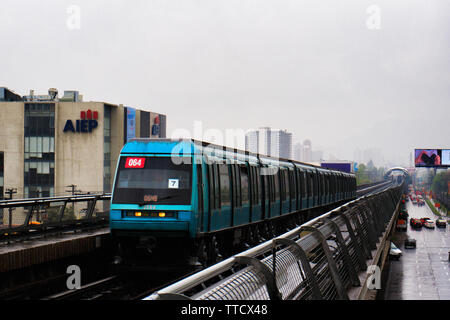 SANTIAGO DEL CILE - Ottobre 2015: UN NS93 Treno (basato sulla metropolitana di Parigi MP89) entrando in San Joaquin stazione della Linea 5 Foto Stock