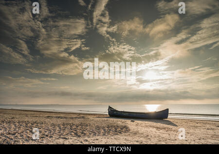 L'unica barca sulla spiaggia in riva al mare. Attesa per i turisti e viaggiatori. Guardando per i fotografi a sorpresa nella sua bellezza e grandiosità. Capab Foto Stock