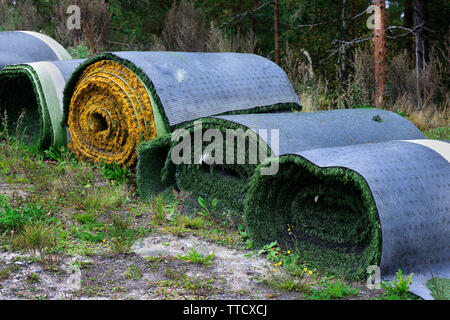 Rotoli di tappeto erboso artificiale nel parco Foto Stock