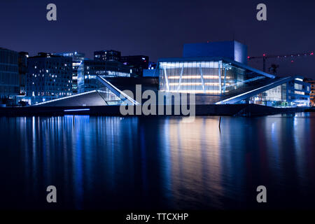 Oslo Opera House di notte, Oslo, Norvegia, 2018 Foto Stock