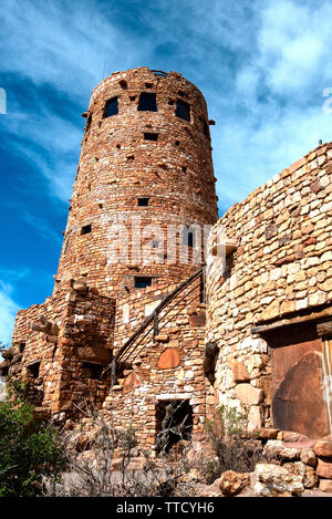 Grand Canyon deserto vista torre di avvistamento edificata nel 1932 è situato sul lato est del villaggio su una bella mattina di aprile offrendo viste a 360 gradi. Foto Stock