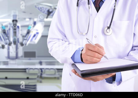 Delle cure mediche concetto - medico la scrittura sulla scheda di memo in ospedale, cure mediche di persone, servizio di emergenza rete, medico di dati del paziente hea Foto Stock