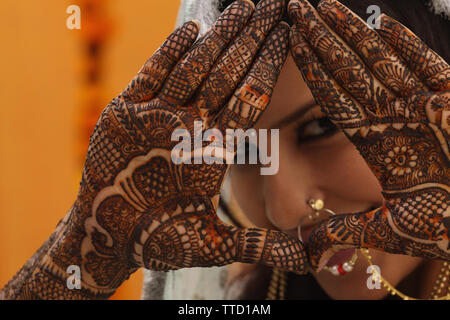 Sposa indiano mostra il suo palms decorate con mehendi Foto Stock
