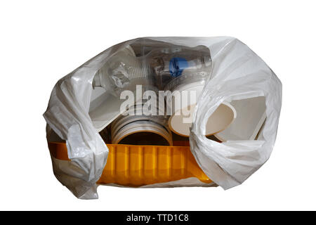 In plastica dei rifiuti domestici in un pacchetto su sfondo bianco Foto Stock