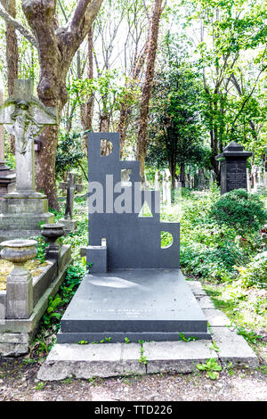Lapide umoristico dicendo 'Dead', Patrick Caulfield la sua tomba a Highgate est cimitero, London, Regno Unito Foto Stock