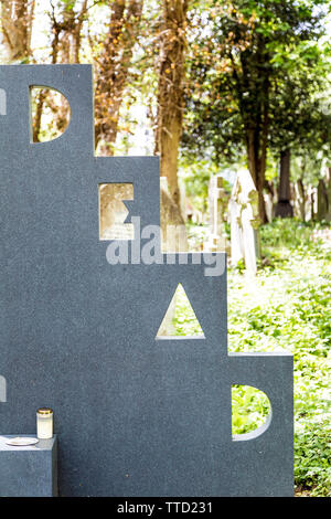 Lapide umoristico dicendo 'Dead', Patrick Caulfield la sua tomba a Highgate est cimitero, London, Regno Unito Foto Stock