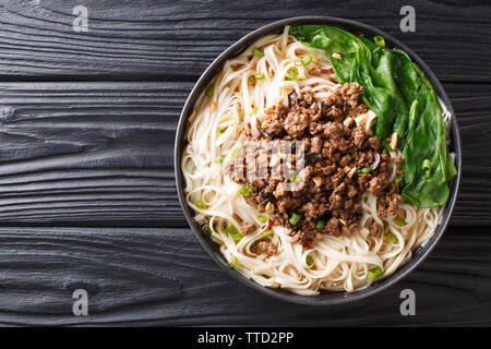 Ricetta per dan dan tagliatelle con carne macinata e verdi closeup in una piastra sul tavolo. Parte superiore orizzontale vista da sopra Foto Stock
