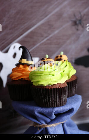 Tortini di Halloween su lastra sul tavolo Foto Stock