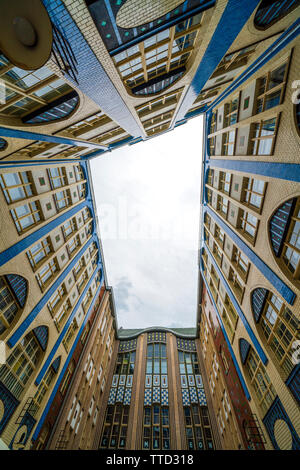 Vista del centro storico di ornati edifici a Hackesche Hofe (CORTILE) a Hackescher Markt nel quartiere Mitte di Berlino, Germania Foto Stock