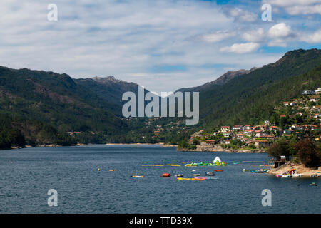 Vista panoramica del lago alla Canicada Dam a Panda Geres National Park, in Portogallo, dell'Europa. Foto Stock