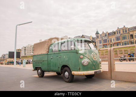 Scheveningen, l'Aia, Paesi Bassi - 26 Maggio 2019: 1960s style VW Transporter Kombi parcheggiato a Scheveningen Beach Foto Stock