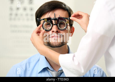 Femmina adulta medico esaminato maschio adulto paziente Foto Stock