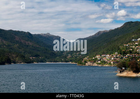 Vista panoramica del lago alla Canicada Dam a Panda Geres National Park, in Portogallo, dell'Europa. Foto Stock