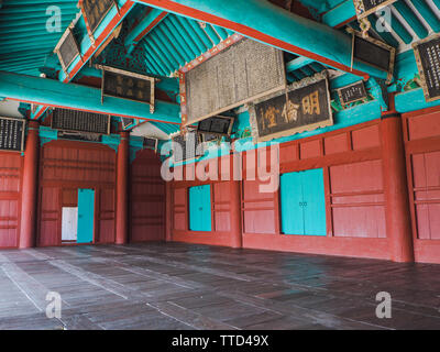 Marzo 2019 - Seoul,Corea: Il colorato Myeongryundang lecture hall all'Seonggyungwan tempio Munmyo, pieno con il cinese scritture Foto Stock