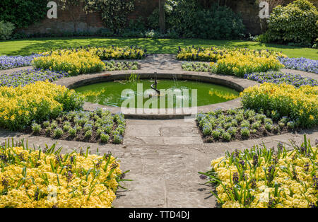 Formale di giardino con laghetto e fontana in Oxford, Regno Unito Foto Stock