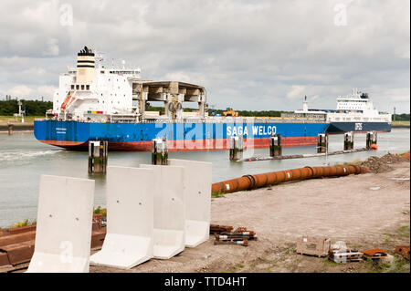 Due navi di passare ogni altro sul canal vicino a Terneuzen e Gand Foto Stock