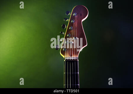 La parte di chitarra elettrica, su scuro dello sfondo illuminato Foto Stock
