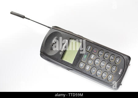 Un Motorola d460 da circa 1996/1997 con la sua antenna estesa. Fotografato su uno sfondo bianco. Inghilterra REGNO UNITO GB Foto Stock