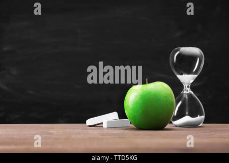 Attrezzature scolastiche su sfondo blackboard Foto Stock