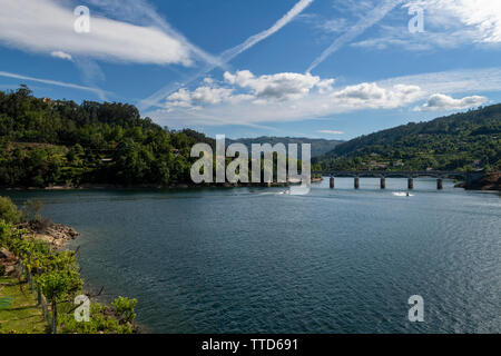 Vista panoramica del lago alla Canicada Dam a Panda Geres National Park, in Portogallo, dell'Europa. Foto Stock