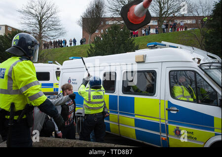 Dover, Kent, Regno Unito. Il 30 gennaio, 2016. Estrema destra e anti fasciste scontro nel centro di Dover con proiettili che vengono scambiati tra i due o Foto Stock