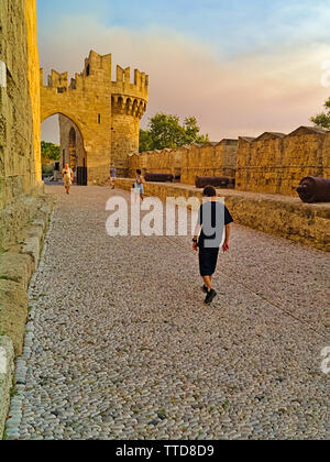 Rhodes, Grecia - 22/07/2008:la porta del castello nell' isola di Rodi città vecchia Grecia, al tramonto del tempo. Canoni strade lastricate e imponenti fortificazioni. Foto Stock