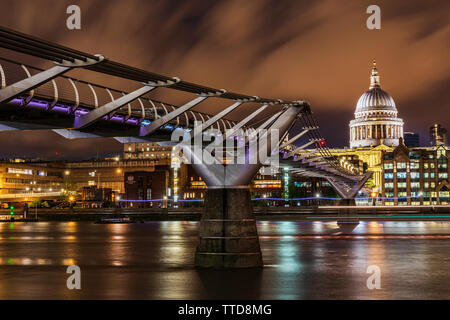 La Cattedrale di St Paul e il Millennium Bridge Foto Stock