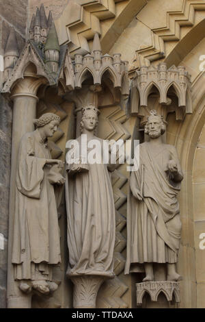 Statue gotiche di Santo Stefano, San Cunigunde di Lussemburgo e Saint Henry esuberante (nella foto da sinistra a destra) sulla Adamspforte (Adamo) Portale della Cattedrale di Bamberga (Bamberger Dom) di Bamberg, Alta Franconia, Germania. Foto Stock