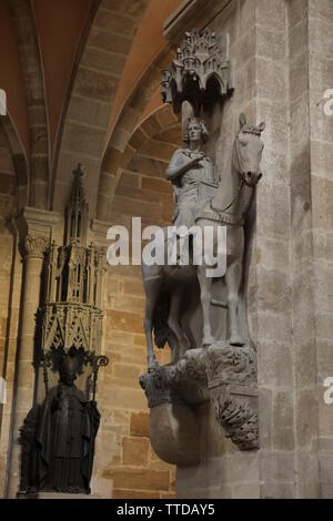 Statua gotica di Bamberg Horseman (Bamberger Reiter) nella Cattedrale di Bamberga (Bamberger Dom) di Bamberg, Alta Franconia, Germania. La statua, eventualmente raffigurante il re ungherese Stefano I, molto probabilmente risale al periodo dal 1225 al 1237. Foto Stock