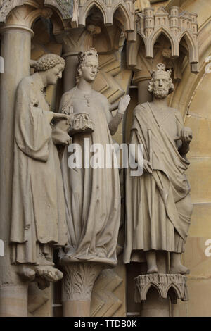 Statue gotiche di Santo Stefano, San Cunigunde di Lussemburgo e Saint Henry esuberante (nella foto da sinistra a destra) sulla Adamspforte (Adamo) Portale della Cattedrale di Bamberga (Bamberger Dom) di Bamberg, Alta Franconia, Germania. Foto Stock