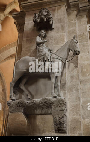 Statua gotica di Bamberg Horseman (Bamberger Reiter) nella Cattedrale di Bamberga (Bamberger Dom) di Bamberg, Alta Franconia, Germania. La statua, eventualmente raffigurante il re ungherese Stefano I, molto probabilmente risale al periodo dal 1225 al 1237. Foto Stock