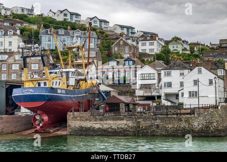 C. Toms & Figlio è un cantiere navale di famiglia buiness basato in Polruan sul lato opposto del fiume per Fowey in Cornovaglia. Foto Stock