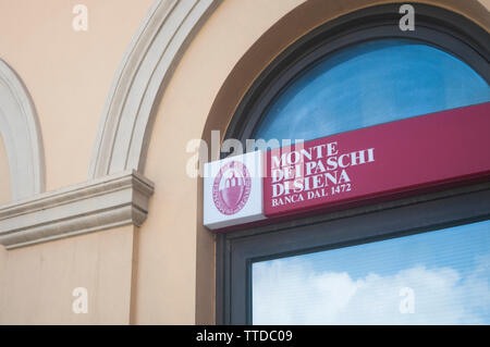 CARRARA, Italia - 16 giugno 2019: Il segno del Monte dei Paschi di Siena, una delle più antiche banche in tutto il mondo Foto Stock