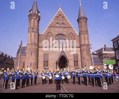 Banda di ottone di fronte all'edificio Ridderzaal, l'Aia, Zuid-Holland, Regno dei Paesi Bassi Foto Stock