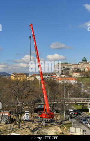 BUDAPEST, UNGHERIA - Marzo 2018: un ampio angolo di visione di una grande gru mobile, con braccio telescopico esteso, lavora in un cantiere in Budapest Foto Stock