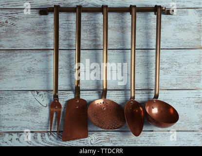 Cucina utensile di legno della scapola, cucchiaio e forchetta sulla tavola  di legno Foto stock - Alamy