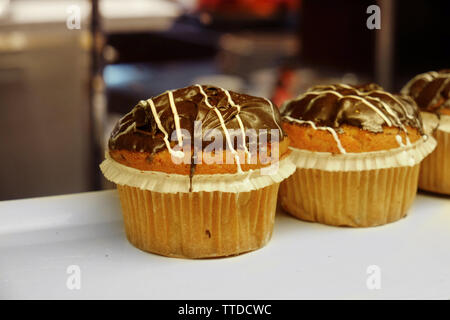 Deliziose tortine presso il negozio, close-up Foto Stock