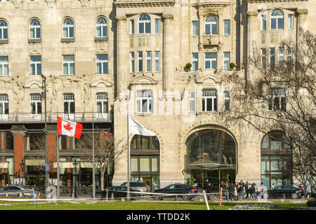 BUDAPEST, UNGHERIA - Marzo 2018: l'esterno della parte anteriore del Four Seasons Hotel in Budapest City Center Foto Stock