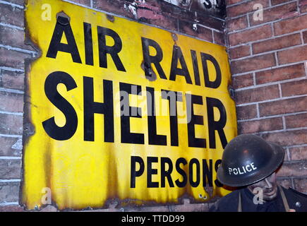 Segno di riparo di raid aereo dalla seconda guerra mondiale al Greater Manchester Fire Service Museum, a Rochdale, regno unito, Che prevede di iniziare i lavori di costruzione nella sua nuova posizione, l'adiacente ex stazione antincendio Maclure Road, più tardi quest'anno. L'edificio sarà completamente restaurato alla sua condizione 1930s entro la fine del 2020. Il passaggio in locali più grandi significa che i motori antincendio di dimensioni standard possono essere esposti, insieme a molti affascinanti oggetti storici delle attrezzature antincendio. Foto Stock