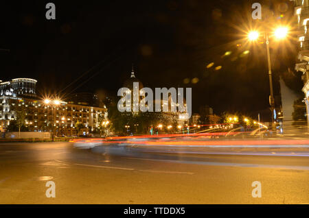Vedute della città di notte e gli effetti di illuminazione Baku. Foto Stock