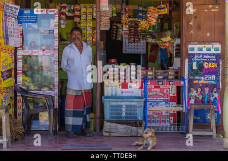 Un bottegaio nel suo negozio in Ella, Sri Lanka Foto Stock