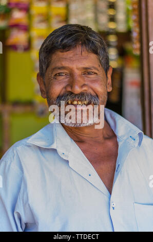 Ritratto di un uomo singalese, Ella, Sri Lanka Foto Stock